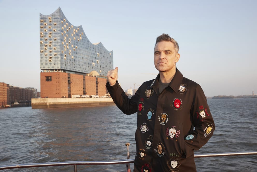 Superstar guest in Hamburg: Robbie Williams in the Port of Hamburg on Tuesday.  The Elbphilharmonie can be seen in the background.  Here the singer performed in the evening