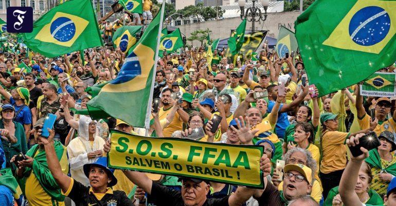 Protest against election results in Brazil: Supporters of Bolsonaro