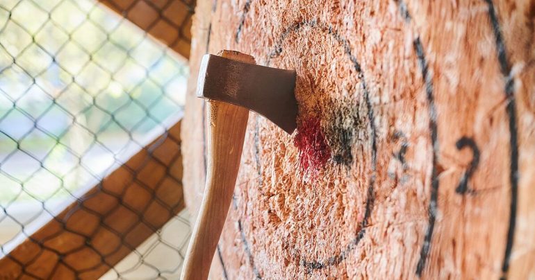 New trend sport from USA: ax throwing