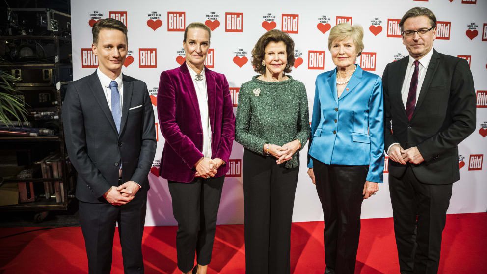 BILD bosses Johannes Boe (left), Alexandra Würzbach (second from left) and Klaus Strunz (right) with Queen Silvia (centre) and Fried Springer