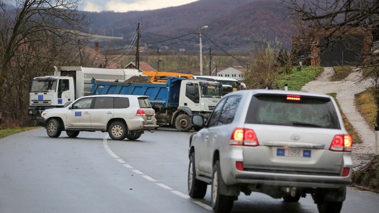 Borrell warns of escalation: Vucic calls on Serbian troops in Kosovo