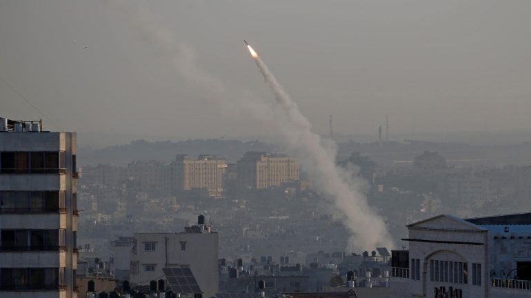 Palestinians fire rockets at Israel